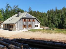 Auberge Les Enguenelles Lodges，位于Ch&acirc;telblanc的山林小屋