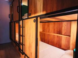 Urban Inn Capsule Madrid,位于马德里的酒店