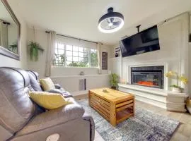 The Salty Hawk Hideaway - Chic Washington ADU