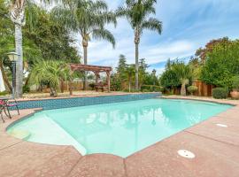 Outdoor Kitchen & Patio! Central Valley Hacienda，位于Atwater的酒店