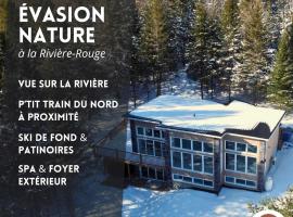 Modern Waterfront Cottage on the Rouge River & Spa，位于Rivière-Rouge的酒店