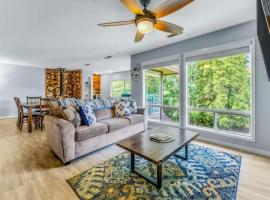 Large Upgraded, Family Friendly Condo with Garage，位于奇兰的酒店