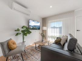 Comfy Studio with Shared Backyard near Racecourse，位于Carnegie的酒店