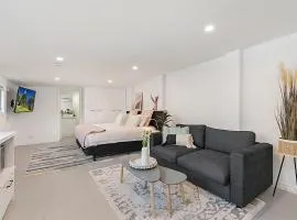 Comfy Studio near Racecourse, Dining & CBD Trains