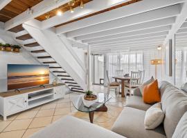 Chic 2-Bed Cabin-Style Home by Mooloolaba Beach，位于穆卢拉巴的酒店