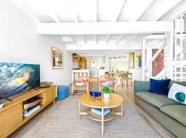 2-Bed Coastal Haven with Pool by Sunshine Beach，位于阳光海岸的酒店