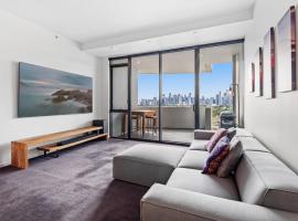2-Bed, 500m From The Beach with Pool, Gym & Sauna，位于墨尔本的酒店