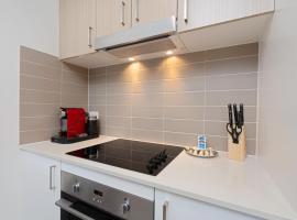 Elegant 2-Bed Apartment with Balcony，位于Harrison的酒店