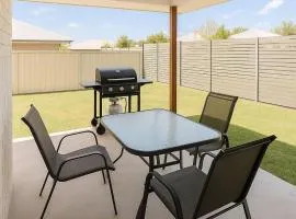Bright Family Retreat - Quiet Caboolture Stay