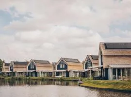 Luxury Waterfront Villa in Heeg for 6 Guests with Private Dock & Direct Access to the Heegermeer