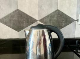 Cozy Casa de Darco Studio Apt BSD W Pool & Gym，位于Kedeper的宠物友好酒店