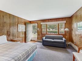 King Birch Lake Home, Unit 2，位于Woodlands的酒店