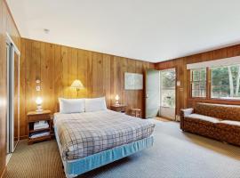 King Birch Lake Home, Unit 7，位于Woodlands的酒店