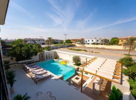 Luxurious Villa 5BHK with Pool BBQ and Full Time Housemaid Assistance - live in，位于迪拜的乡村别墅