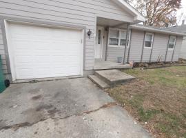 Cozy Getaway Near Lake Decatur，位于迪凯特的乡村别墅