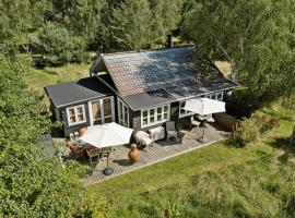 Wooden House With Wild Garden By Sejerø Bay，位于凯隆堡的酒店