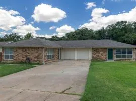 Heart of Euless - Quick Drive to World Cup Events!