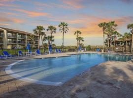 St Augustine Beach 2BR Pool & Beach Access，位于圣奥古斯丁海滩的酒店