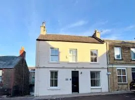 Private Holiday Home with 4 bedrooms- Tower street Guest House