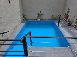 Casa con Pileta, Parrilla y Acceso con Rampa，位于拉马约的酒店