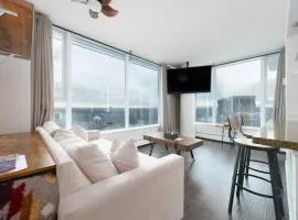 Sub-Penthouse Condo with Jacuzzi Pool Sauna & Gym