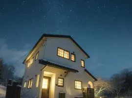 八ヶ岳南麓の貸切宿 駅徒歩5分 スキー場まで車で15分 テラスでバーベキュー 広い庭と遊具付き 富士山と南アルプスを望む宿