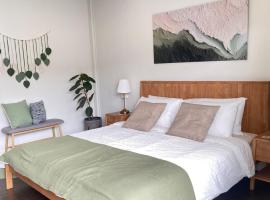 Baan Tonson - Central Nakhon Pathom 2BR Townhouse with AC & Kitchen，位于佛统的住宿