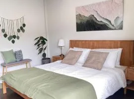 Baan Tonson - Central Nakhon Pathom 2BR Townhouse with AC & Kitchen