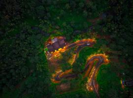 Achutham Cottages Wayanad by VOYE HOMES，位于Padinjarathara的木屋