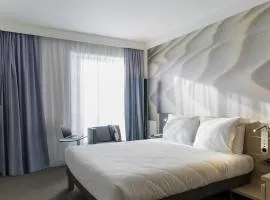 沙勒罗瓦中心诺富特酒店