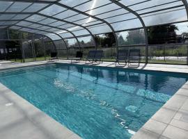 宜必思彭托森湾圣米歇尔山酒店 ，位于圣乔治得戈的带泳池的酒店