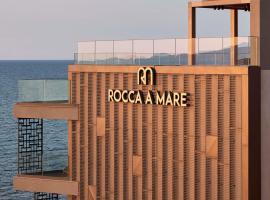 Rocca a Mare Heraklion - Handwritten Collection，位于海若克利欧的带泳池的酒店