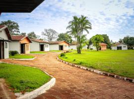 Johnnys hotel motel，位于Jacarèzinho的酒店