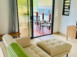 Nanua Lodge 1 green，位于波拉波拉的带停车场的酒店