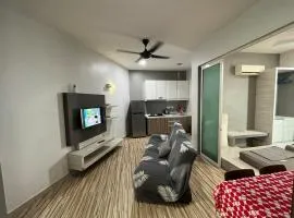 Majestic Condo Top Floor 2room Smart TV & WiFi