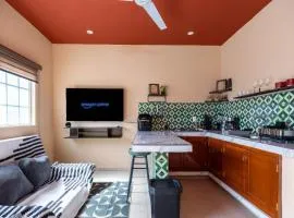 Starlink Wi-Fi, 4min to Beach & Downtown, Laundry Service Included, PetsOK