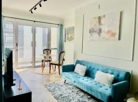 Modern new listing, 1 Bedroom ensuite with city views, separate living room, dining room and kitchen, balcony, Solar power and fast wifi, at the heart of Cape Town