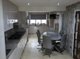 Large Central Lodge Near Heathrow Airport & London with Parking