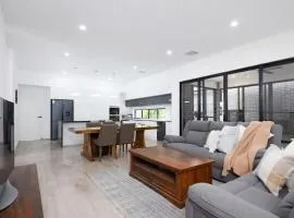 Large Family 4B2B entire house free parking