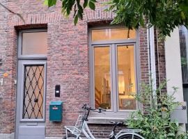Funky Jungle house - Rustig gelegen rijwoning in hartje Mechelen，位于梅赫伦的酒店