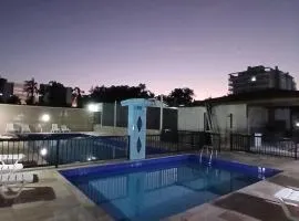 Lindo apartamento em frente à praia com piscina