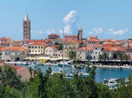 Rose rooms on the island of Rab，位于拉布的酒店
