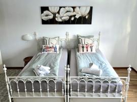 M & M home，位于卡尔斯港的酒店