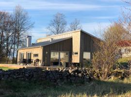Stunning, modern home with a lakeview，位于Äspered的酒店