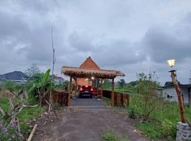 Breeze and Blossom Cottage Maguwo，位于Adi Sutjipto的木屋
