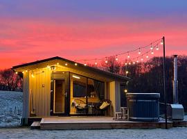 Privatus romanti&scaron;kas namelis dviems prie vandens &Scaron;ilalės rajone，位于Dirkintai的自助式住宿