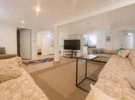 Melrose Place Poolside Hideaway Heated Pool All Year Ideal for Groups Sleeps 6 plus