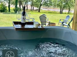 Willow Heaven - Lakefront Cabin Escape，位于Madill的酒店