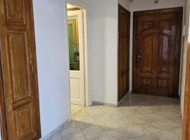 Ennasr Central Apartment- Near Clinic & Airport Line，位于艾尔亚奈的酒店