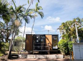 Cardwell by the Sea by Tiny Away，位于卡德韦尔的酒店